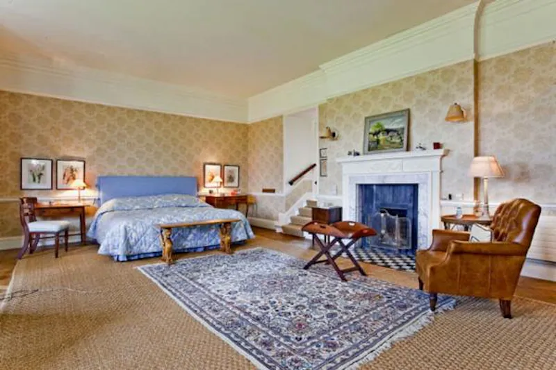 Bedroom at Marsh Baldon country house, B1635 (photo 11)