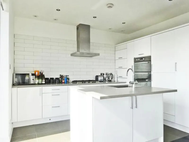 Kitchen island at Bright Chalk Farm apartment., F1047 (photo 10)