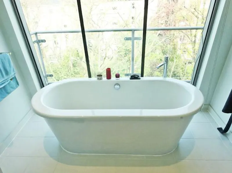 Bath - rolltop at Bright Chalk Farm apartment., F1047 (photo 18)