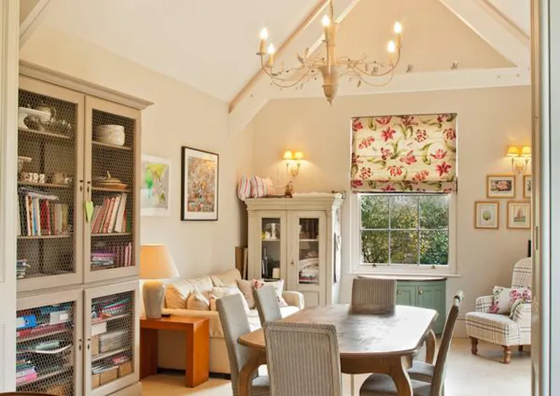 Dining room at Hemingford Grey Manor house, B1637 (photo 8)