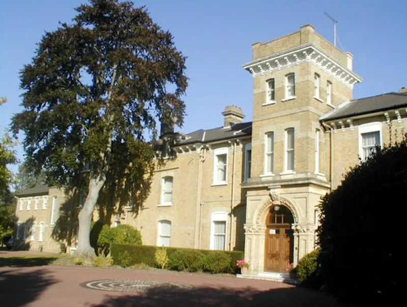 Driveway at Chislehurst conference centre, P588 (photo 1)