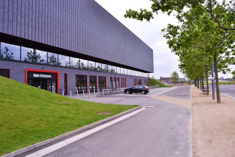 Extensive sports arena in Hackney, Q73 (photo 1)