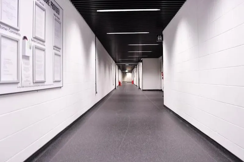 Corridor at Extensive sports arena in Hackney, Q73 (photo 3)
