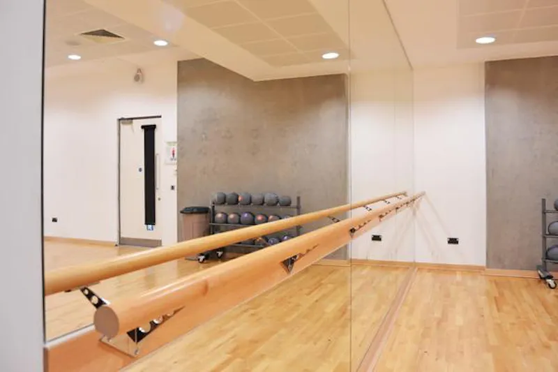 Extensive sports arena in Hackney, Q73 (photo 5)
