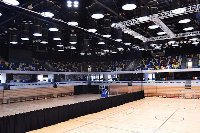 Extensive sports arena in Hackney, Q73 (photo 14)