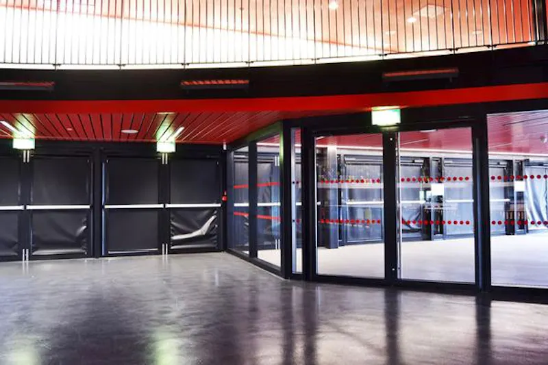 Extensive sports arena in Hackney, Q73 (photo 22)