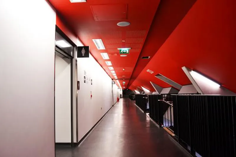 Extensive sports arena in Hackney, Q73 (photo 23)