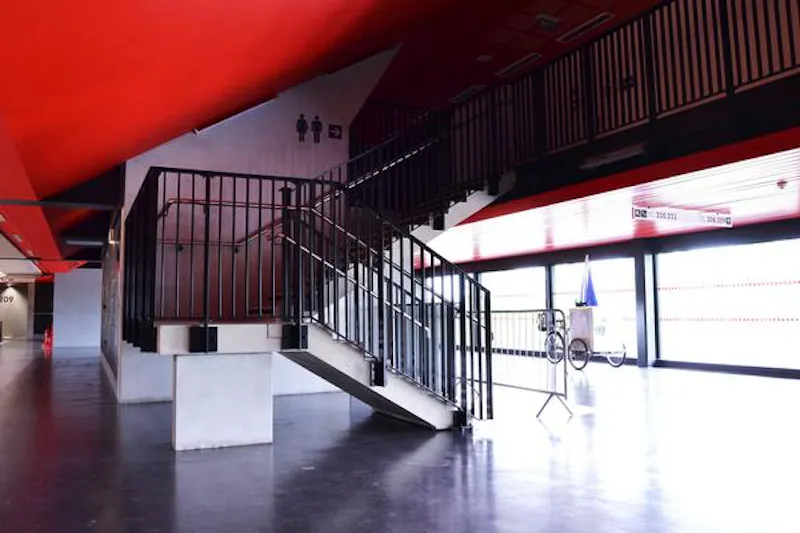 Staircase at Extensive sports arena in Hackney, Q73 (photo 26)