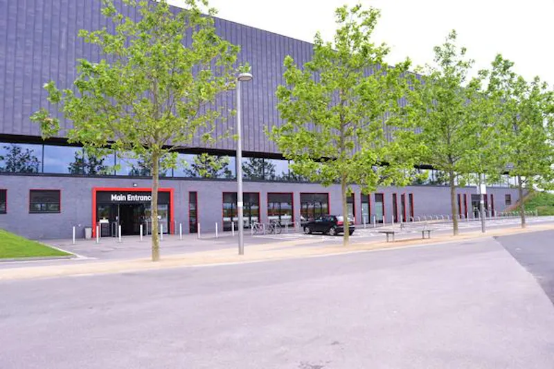 Extensive sports arena in Hackney, Q73 (photo 37)
