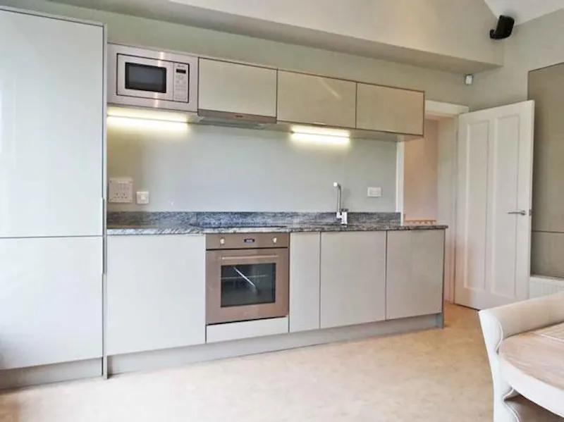 Kitchen at Stylish Wimbledon apartment , F1049 (photo 4)