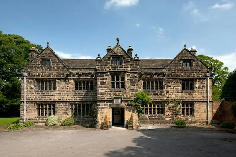Driveway at Elizabethan manor house in Leeds, G282 (photo 1)