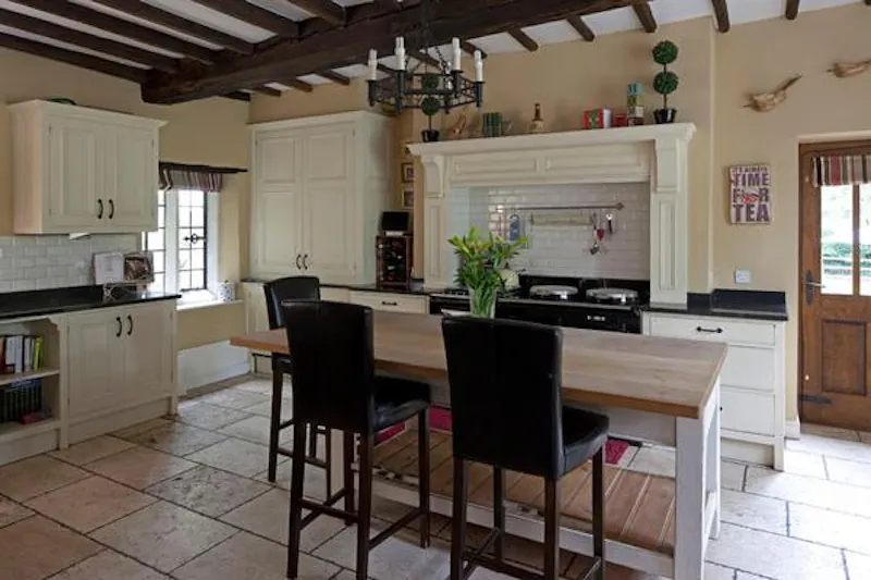 Kitchen at Elizabethan manor house in Leeds, G282 (photo 6)