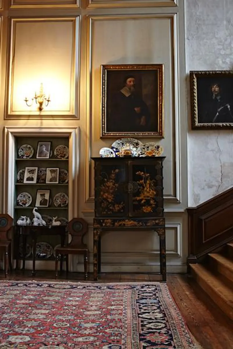 Entrance hall at Woodbridge manor house, A1351 (photo 12)