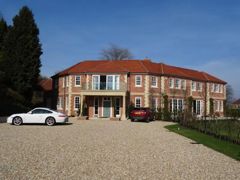 Driveway at Modern mansion near Liss, D2179 (photo 1)