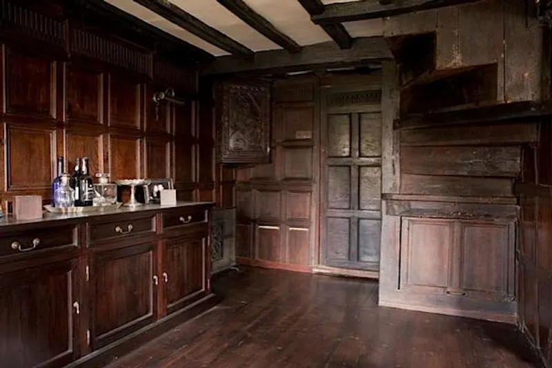 Entrance hall at Medieval Kentish country house, M285 (photo 20)