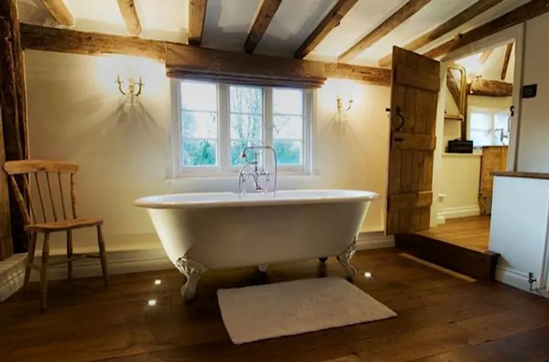 Bathroom at Medieval Kentish country house, M285 (photo 28)