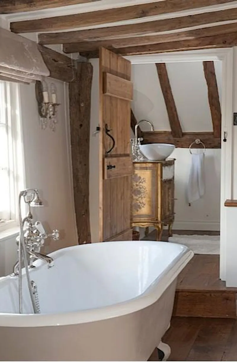 Bath - rolltop at Medieval Kentish country house, M285 (photo 29)