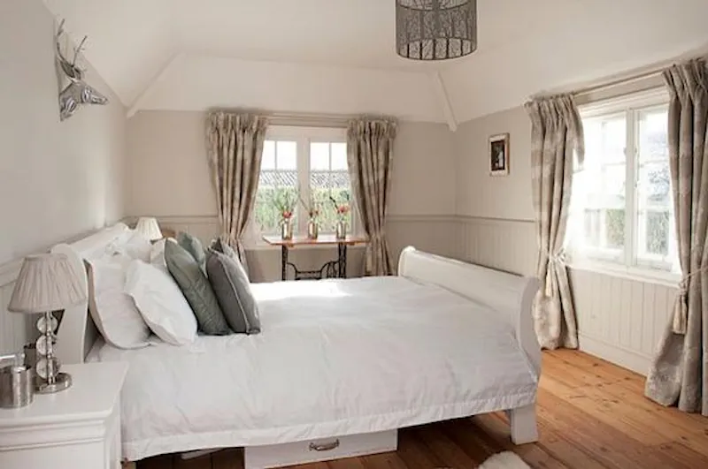 Bedroom at Medieval Kentish country house, M285 (photo 32)