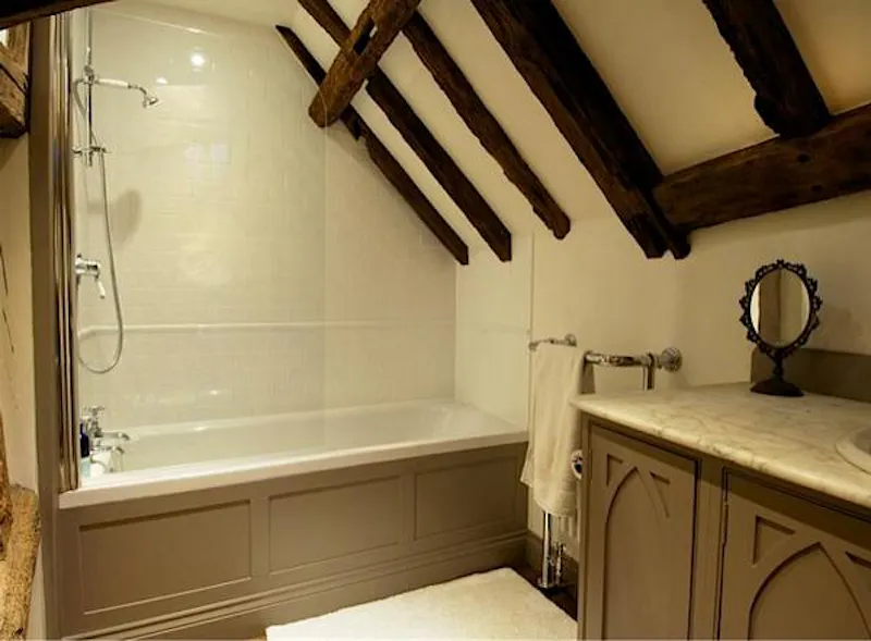 Bathroom at Medieval Kentish country house, M285 (photo 33)