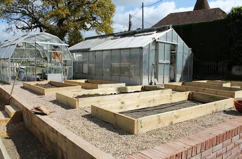 Garden - formal at Medieval Kentish country house, M285 (photo 58)
