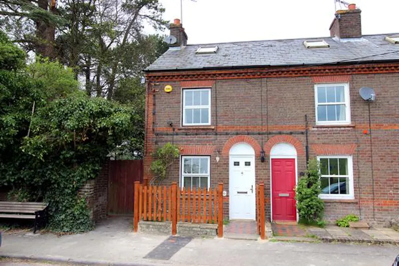 Gate at Vacant Victorian house in Tring, A1353 (photo 1)
