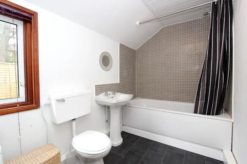 Bathroom at Vacant Victorian house in Tring, A1353 (photo 5)