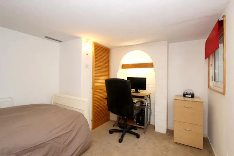 Study at Vacant Victorian house in Tring, A1353 (photo 6)