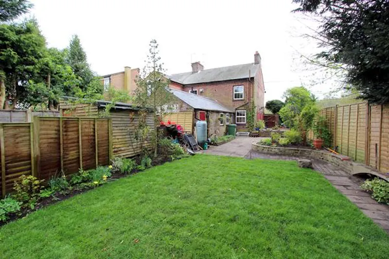 Garden at Vacant Victorian house in Tring, A1353 (photo 7)