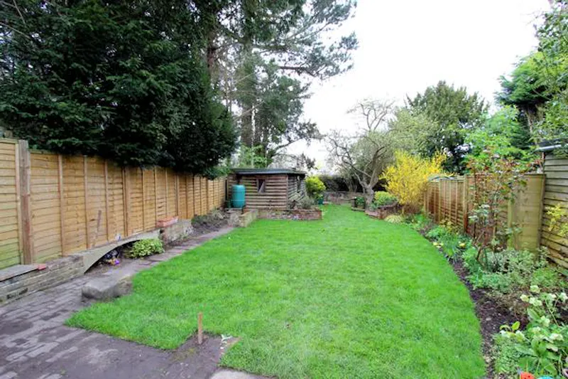 Shed at Vacant Victorian house in Tring, A1353 (photo 8)