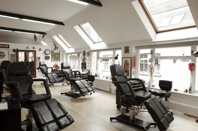 Beams at Tattoo parlour in Old Street, Q74 (photo 2)