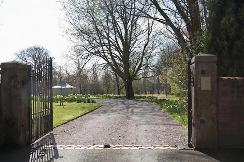 Gate at Substantial Downham manor house, G283 (photo 70)