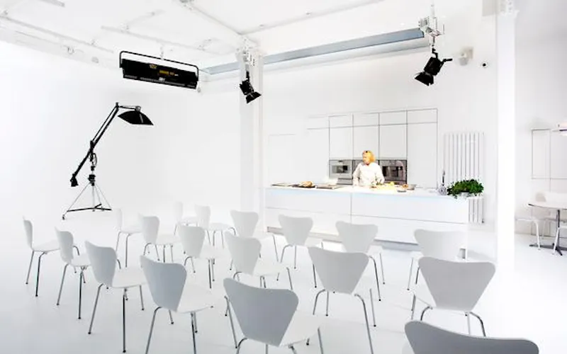 Tottenham Court Rd studio kitchen, N265 (photo 8)