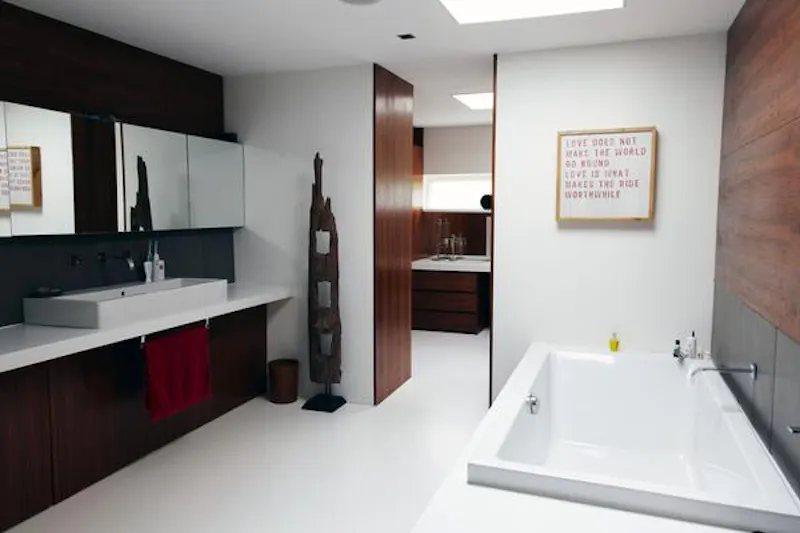 Bathroom at Bromley Modernist house, K391 (photo 22)