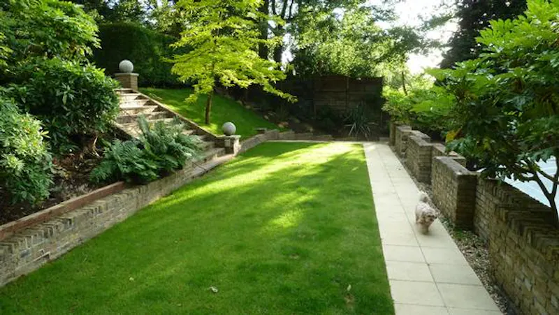 Garden at Bromley Modernist house, K391 (photo 40)