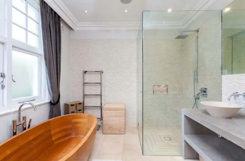 Bathroom at Wimbledon indoor pool house, D2181 (photo 22)