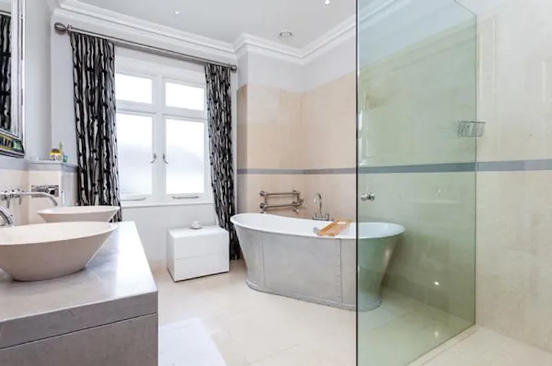 Bathroom at Wimbledon indoor pool house, D2181 (photo 26)