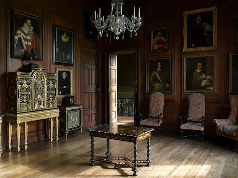 Entrance hall at Versaille style estate in Kettering, A1355 (photo 2)