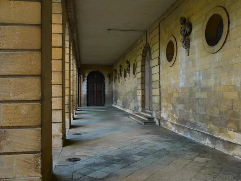 Courtyard at Versaille style estate in Kettering, A1355 (photo 5)