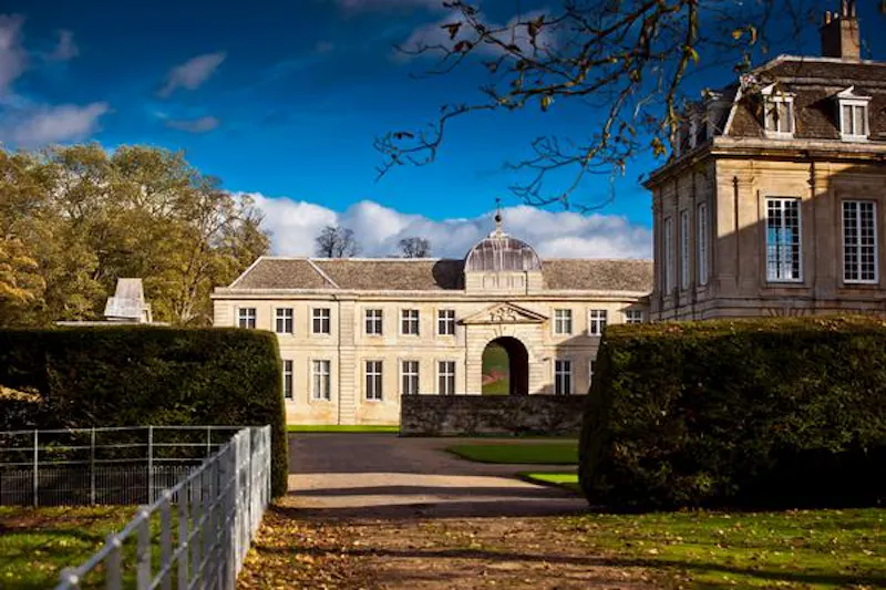 Driveway at Versaille style estate in Kettering, A1355 (photo 11)