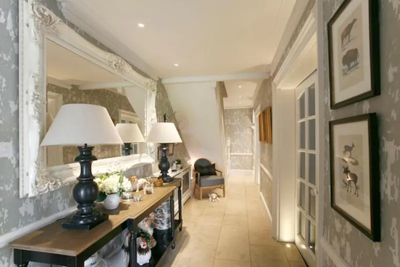 Entrance hall at Film location D1528 in Surrey (photo 7)