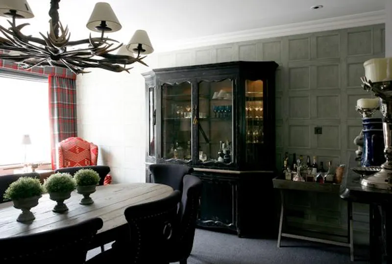 Dining room at Film location D1528 in Surrey (photo 8)