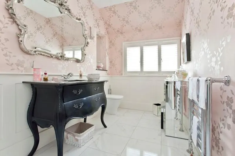 Bathroom at Film location D1528 in Surrey (photo 12)