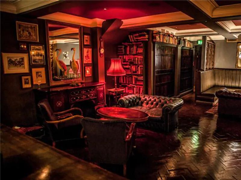 Library at Shoreditch gentlemen's club, R785 (photo 11)