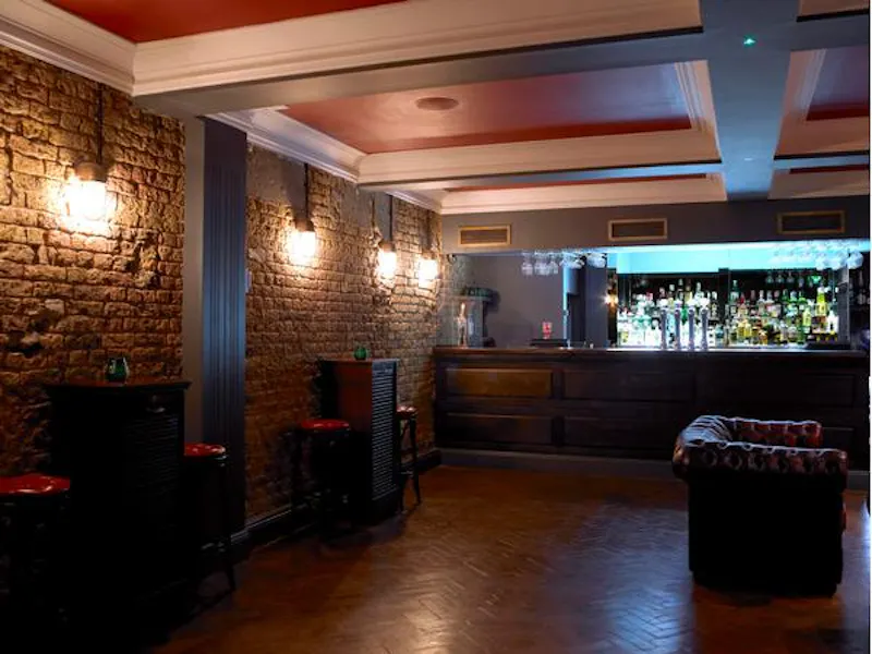 Bar at Shoreditch gentlemen's club, R785 (photo 23)