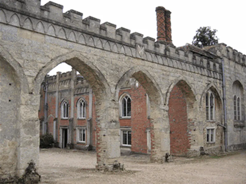 Courtyard at Film location H174 in Buckinghamshire (photo 4)