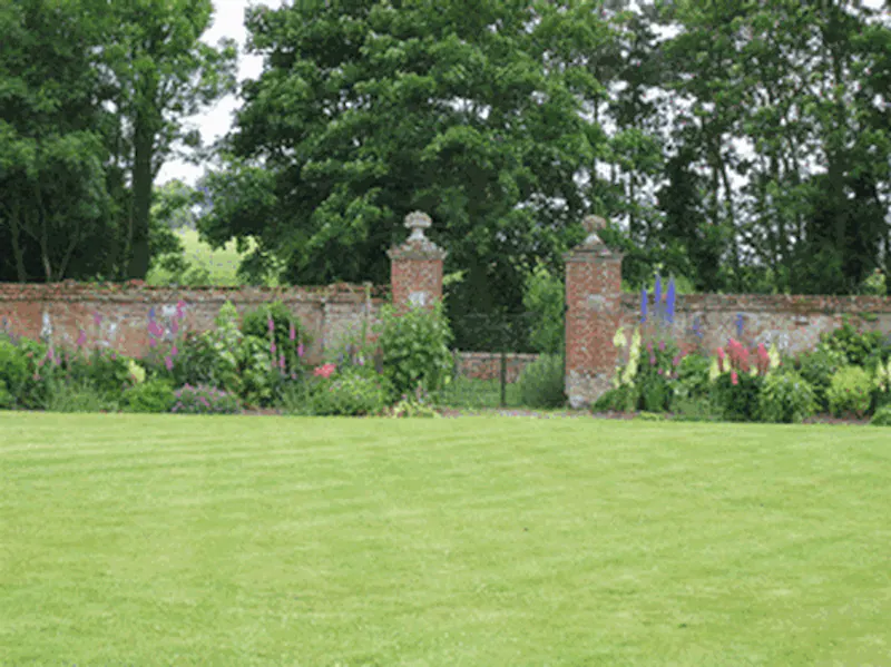 Garden at Film location H174 in Buckinghamshire (photo 13)