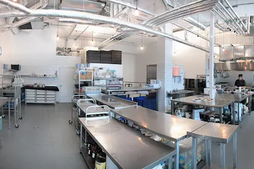 Bright studio kitchen in Old Street, Q91