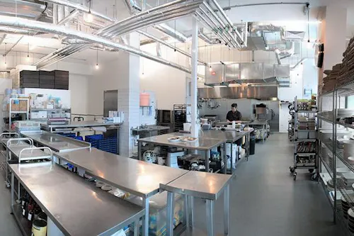 Bright studio kitchen in Old Street, Q91