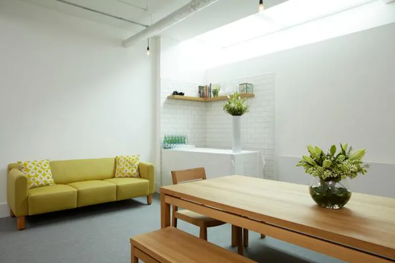 Dining room at Bright studio kitchen in Old Street, Q91 (photo 9)
