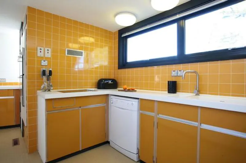 Kitchen at Retro Modernist house in Preston, K392 (photo 6)